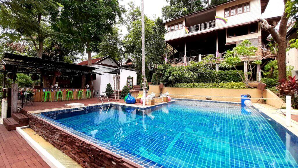 gay-reise-buchen-schwul-thailand-Alpha-Gay-Resort-Koh-Samui-pool-schwul-reisen-maenner