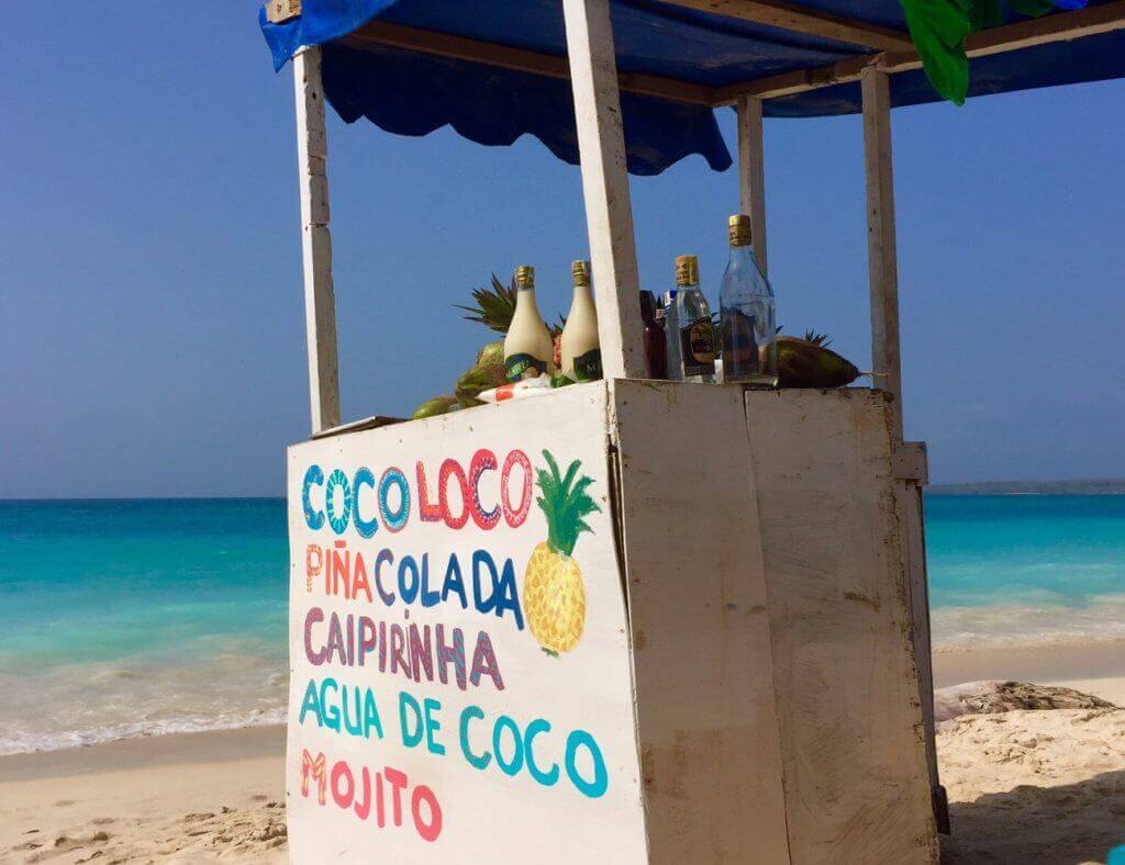 schwul-karibik-gay-reisen-kerle-kolumbien-strand-sonne-mit-anderen-maennern