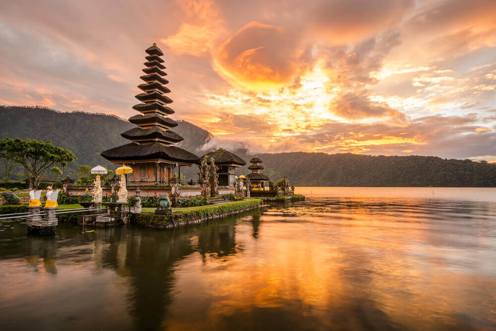 reisen-fuer-schwule-bali-kulturreise-gay-urlaub-asien-tempelanlagen-bali-wellnessurlaub-geniessen-indonesien-fernreise-asien-planen