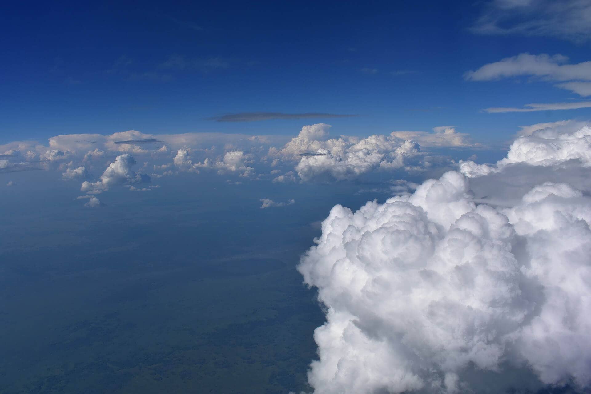 reise-flugzeug-ueber-den-wolken-planen-direktflug