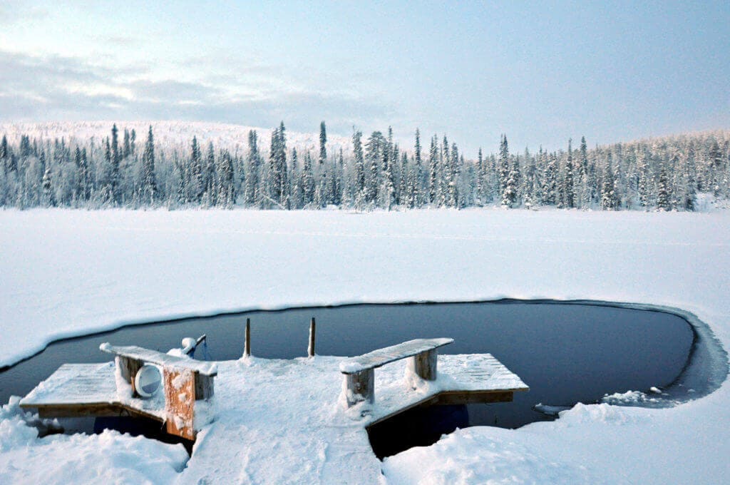 gay-aktiv-reise-nordeuropa-buchen-winter-lappland-finnland-hundeschlitten-tour-finnland-schneemobil