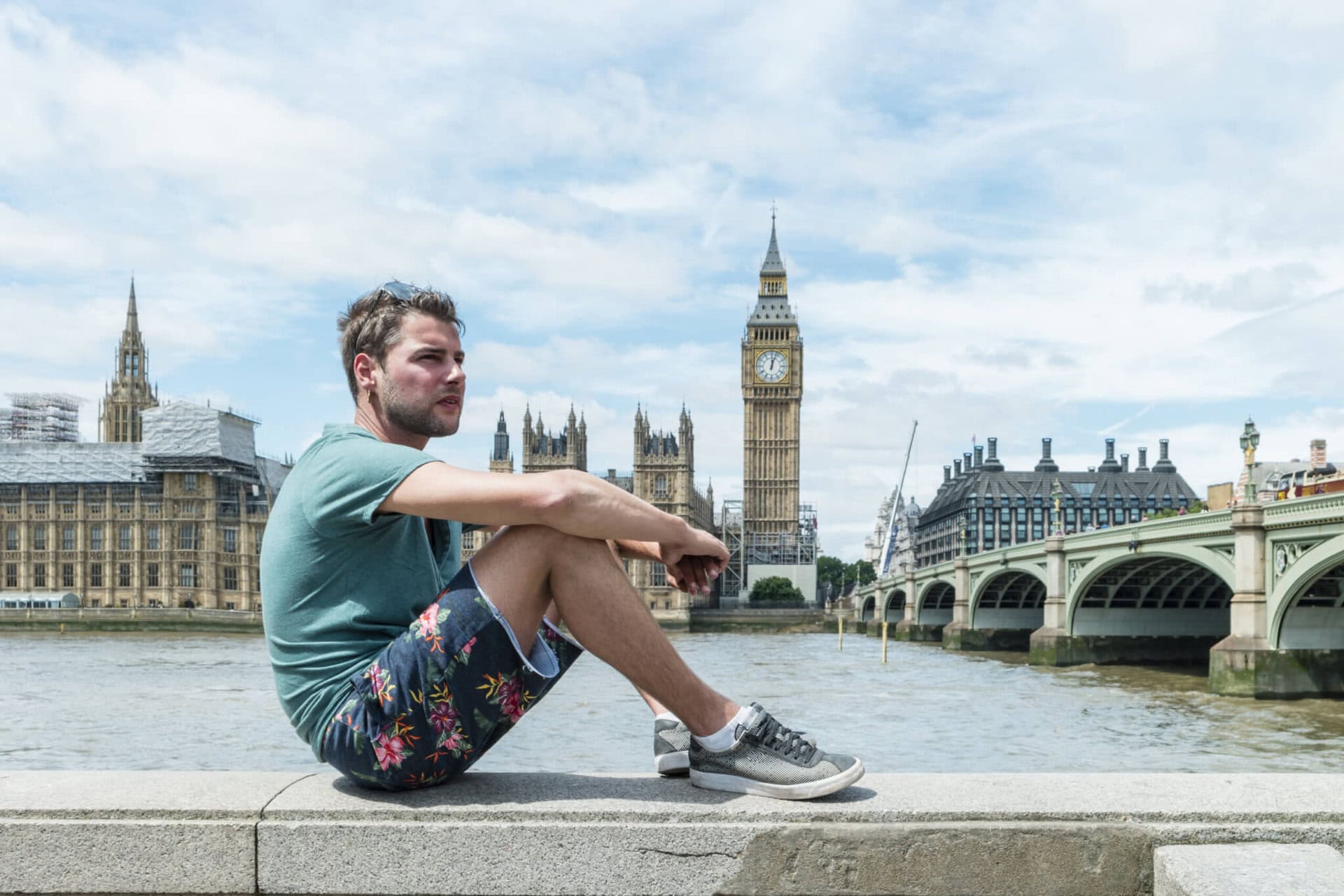 england-boy-young-attractiver-mann-big-ben-lgbtqi-gay-pride-london-skyline-river-urlaub-sightseeing