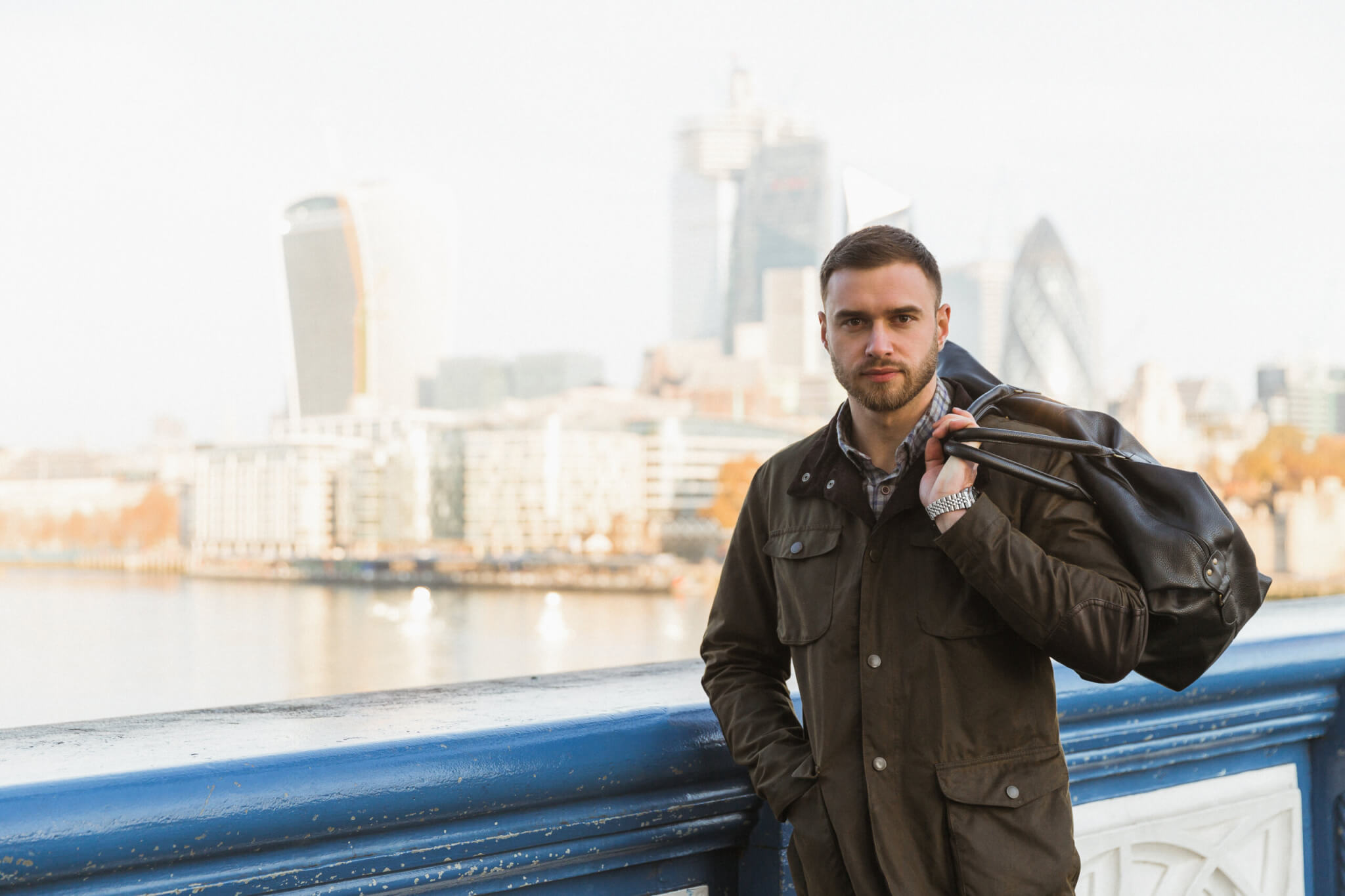 boy-england-young-man-bridge-csd-lgbtqi-gay-pride-london-skyline-river-urlaub-sightseeing