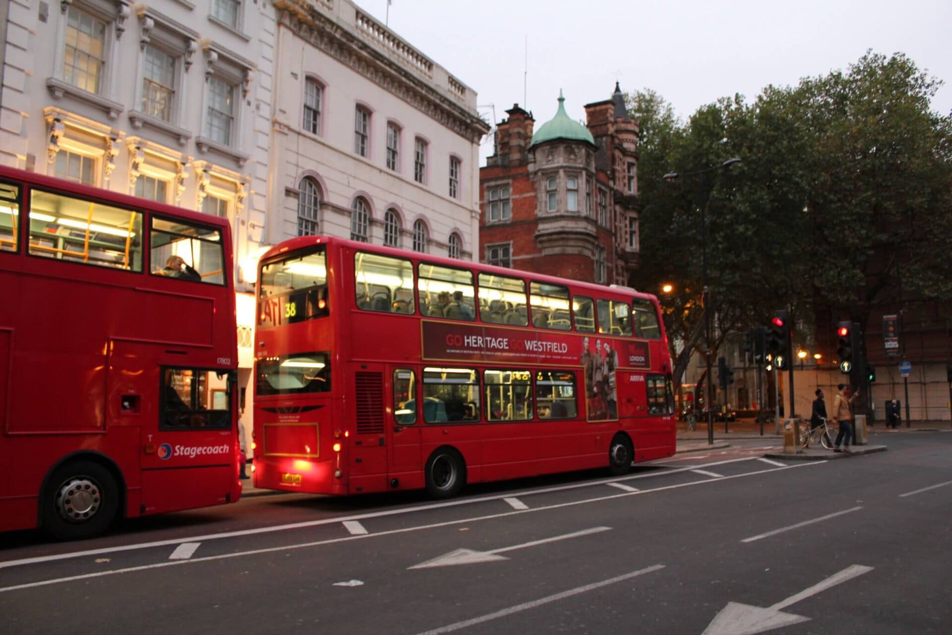 city-red-bus-party-club-lgbtqia+-gay-pride-london-england-great-britan-urlaub