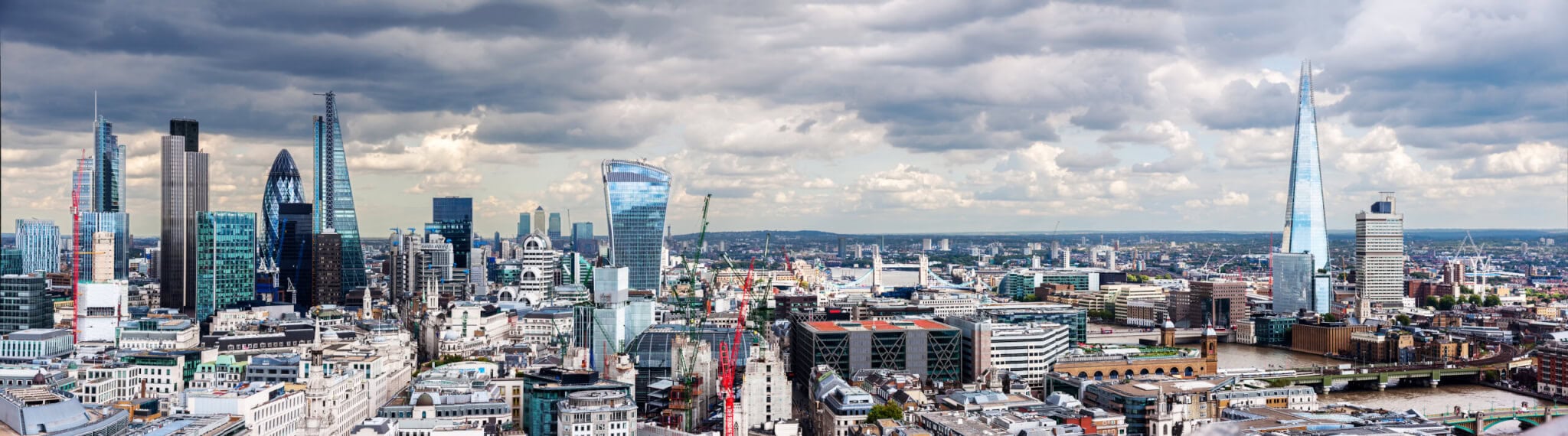 england-city-of-london-panorama-lgbtqi-gay-pride-london-skyline-river-urlaub-sightseeing