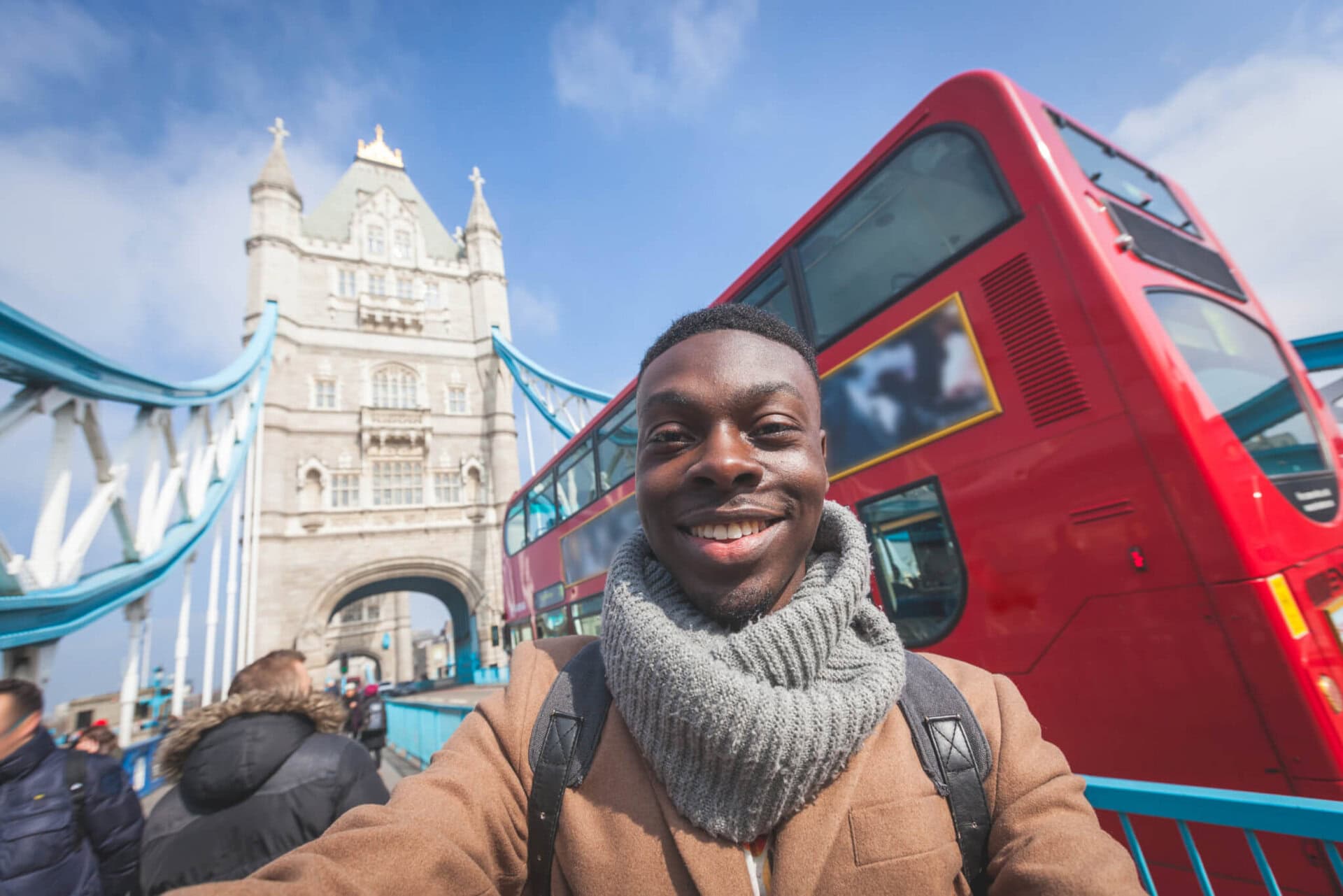 england-red-bus-smiling-tower-bridge-lgbtqi-gay-pride-london-skyline-river-urlaub-sightseeing