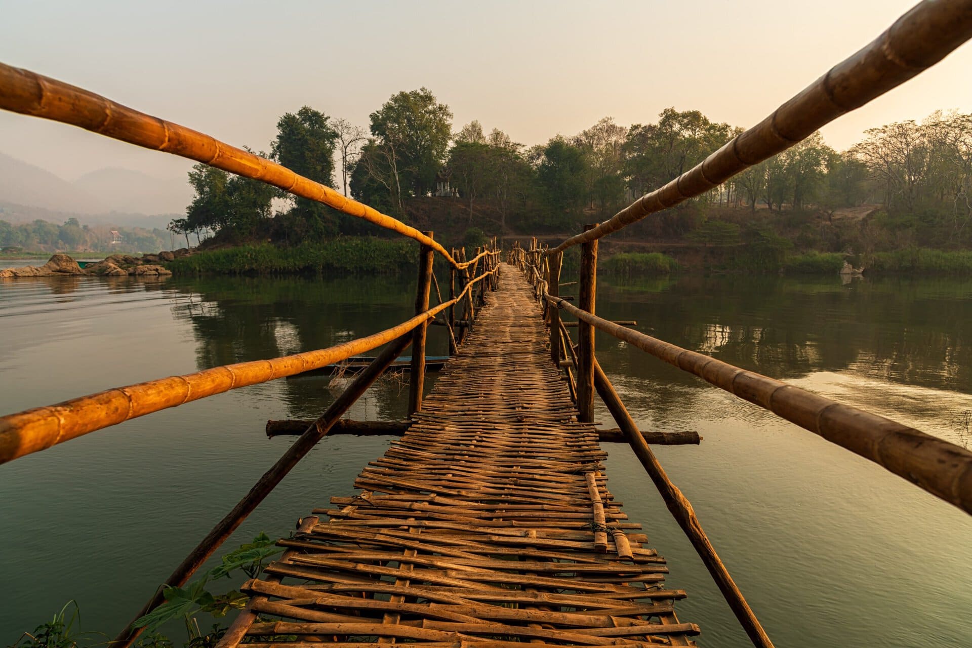 luang-prabang-wooden-bamboo-bridge-gay-gruppenreise-laos-kambodscha-urlaub-suedostasien-holzbambusbruecke-fluss-nam-khan