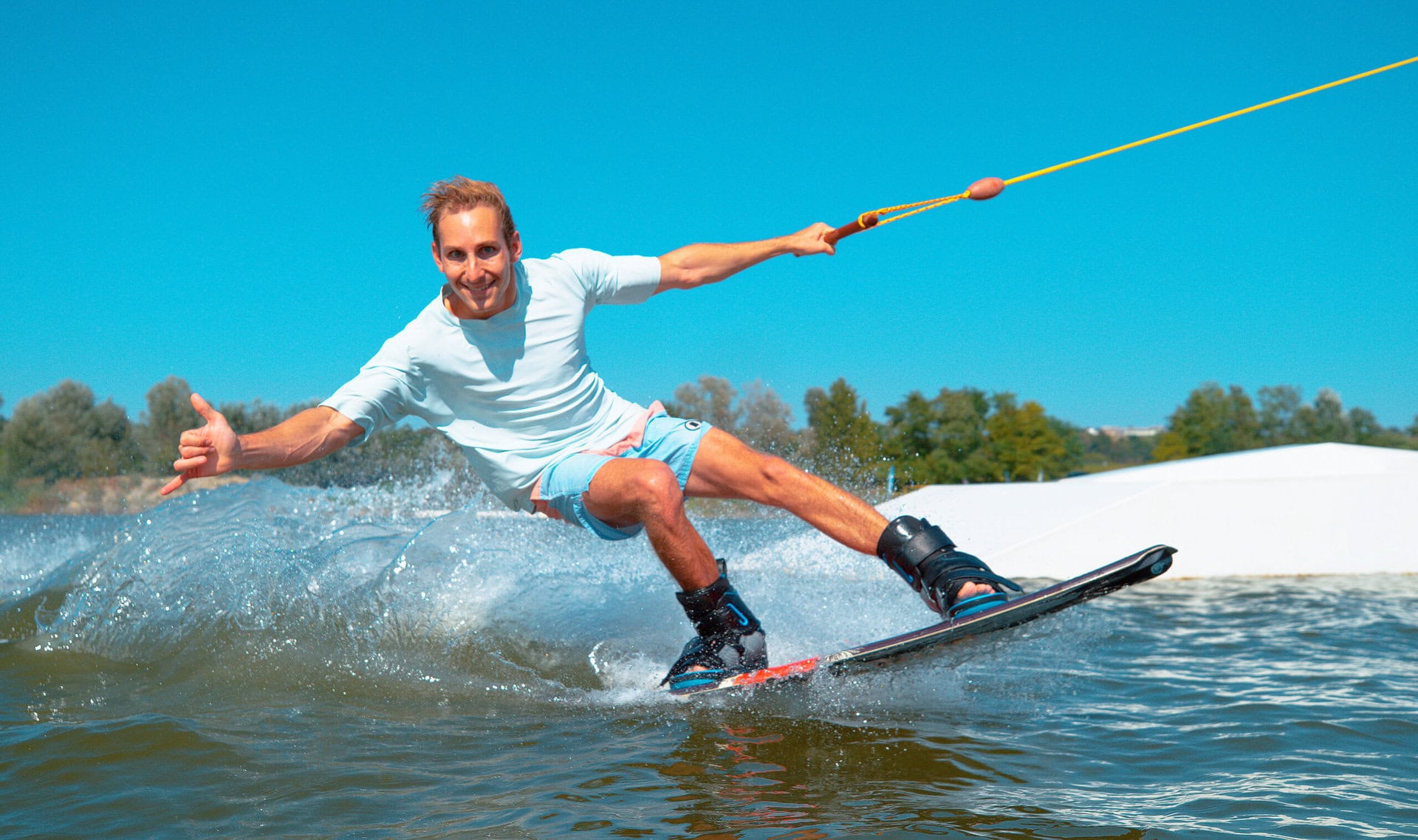 lgbtqia+-wasserski-gay-action-pride-oeztal-oesterreich-steiermark-erlebnis-abenteuer-fun-waveboarden