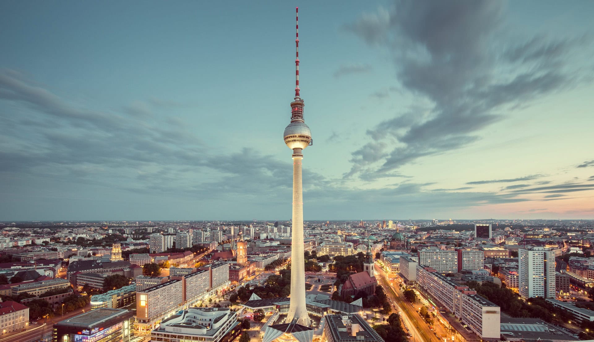 horizont-behind-famous-tv-tower-gay-reise-berlin-deutschland-skyline-lgbtqia-berlin