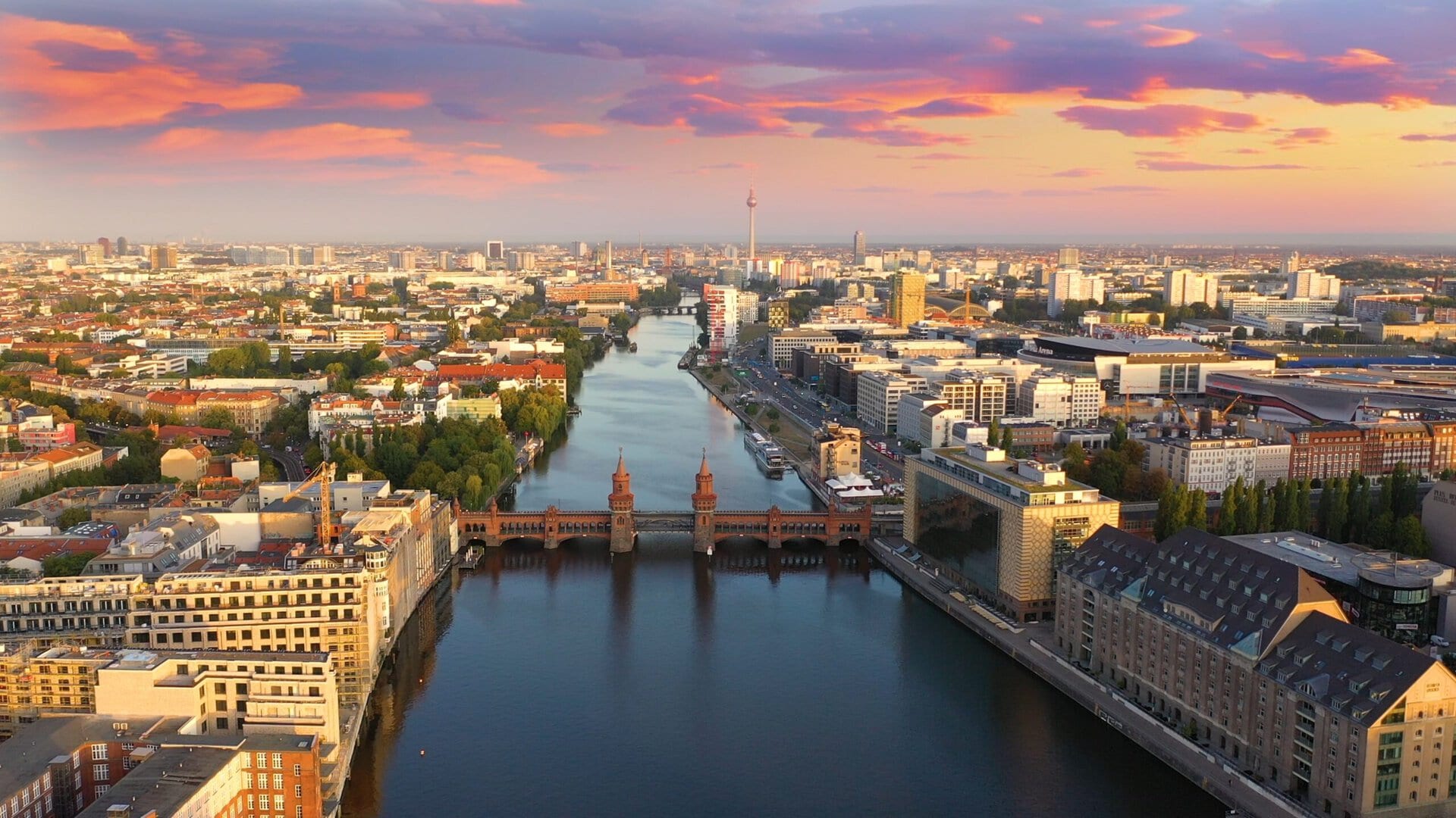 hauptstadt-skyline-river-bridge-lgbtqia-berlin-urlaub-gay-reise-deutschland