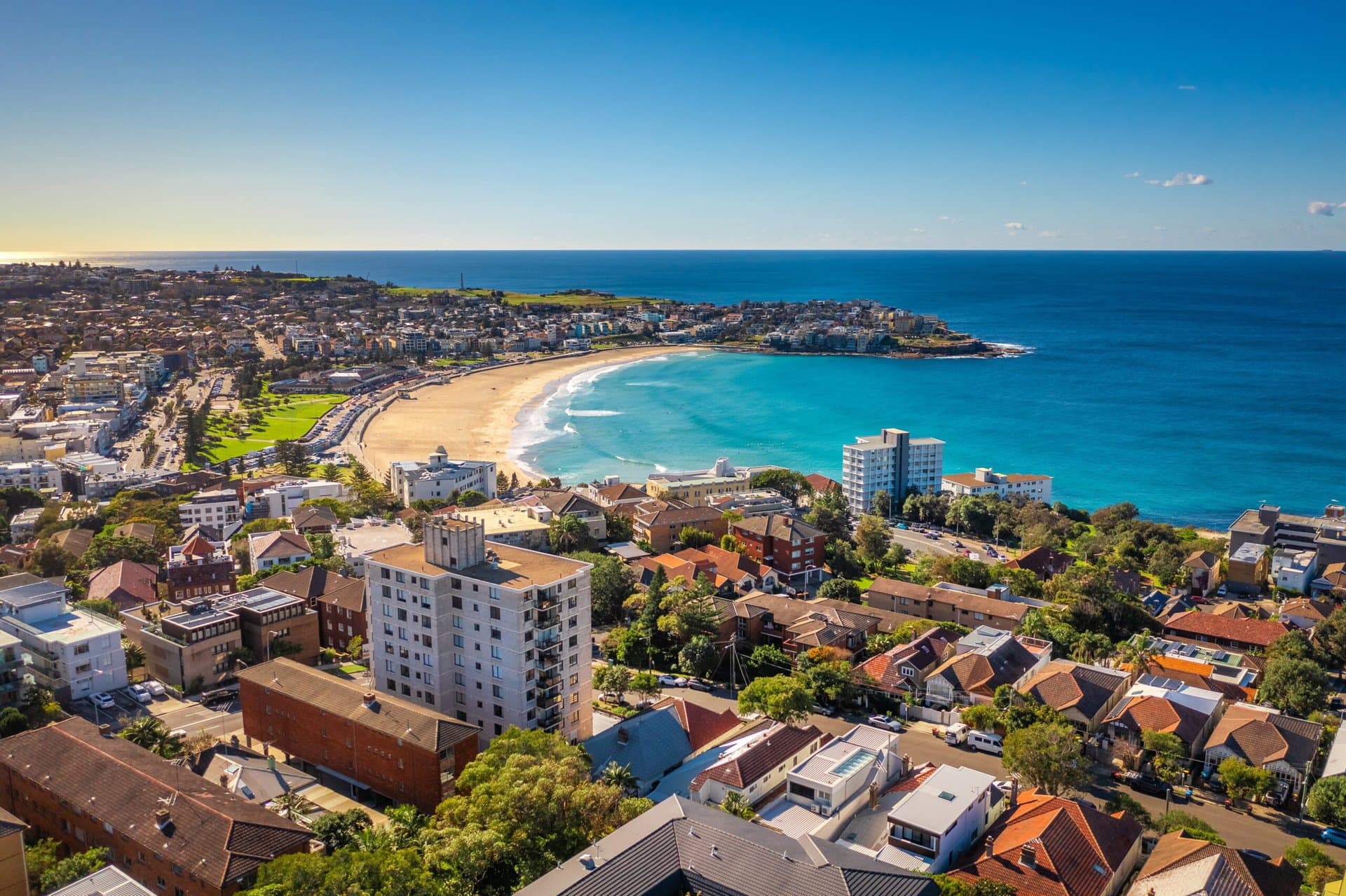 bondi-beach-view-famous-sydney-pride-mardi-gras-skyline-gay-australien-lights-lgbtqia