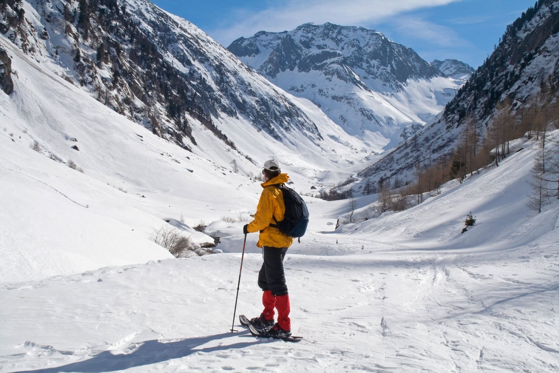 guide-snowshoe-wallis-switzerland-gay-reise-schweiz-landschaft-berg-lgbtqia-schneeschuhwandern