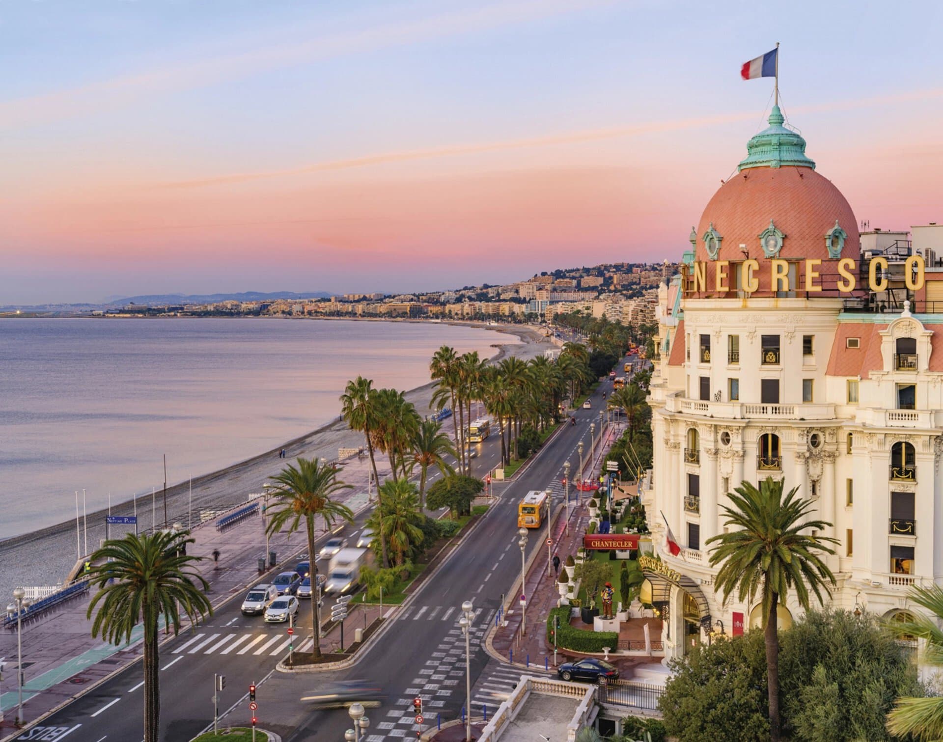 windjammererlebnis-lgbtqia+-gay-sea-cloud-cruises-nizza-frankreich-promenade-urlaub-reisen-kreuzfahrt