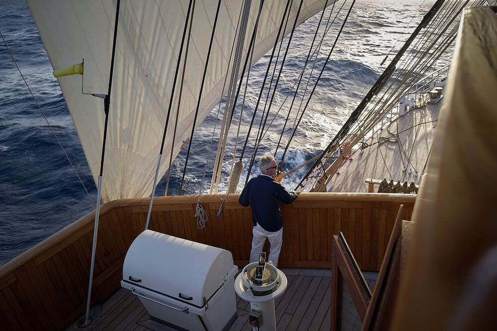 windjammererlebnis-lgbtqia+-gay-sea-cloud-spirit-cruises-kapitän-schiff-frankreich-italien-mediterrane-küste-urlaub-reisen-kreuzfahrt