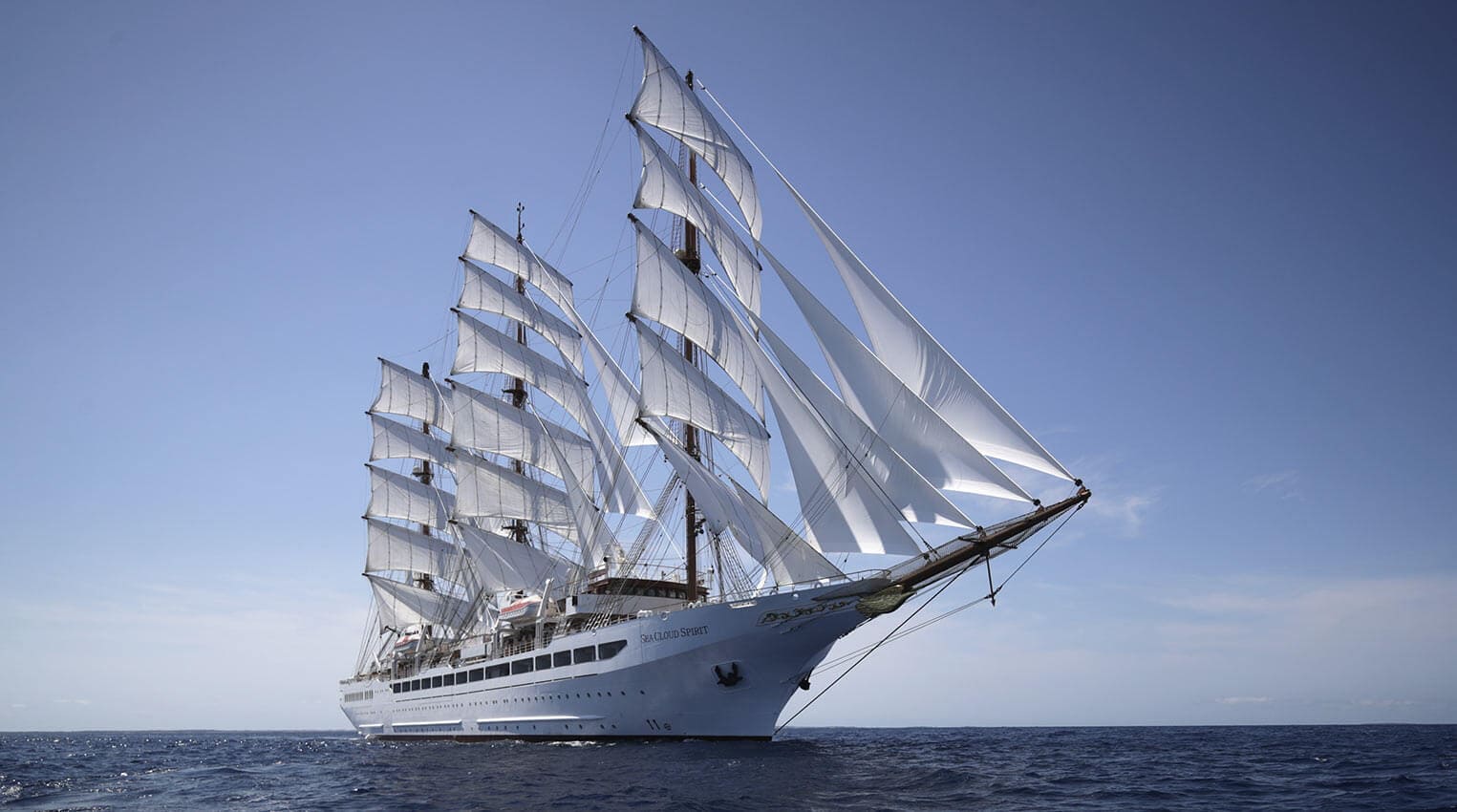 segeltörn-lgbtqia+-gay-sea-cloud-spirit-cruises-schiff-frankreich-italien-mediterrane-küste-urlaub-reisen-kreuzfahrt-windjammererlebnis