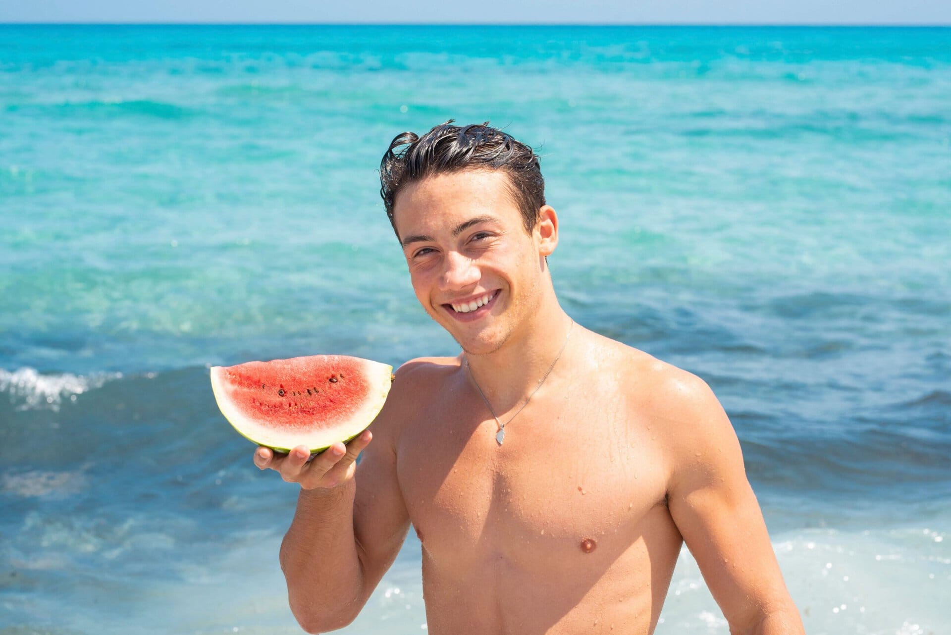 flirt-with-watermelon-gay-urlaub-fuerteventura-beach-boy-lgbtqia-reise-blau-strand