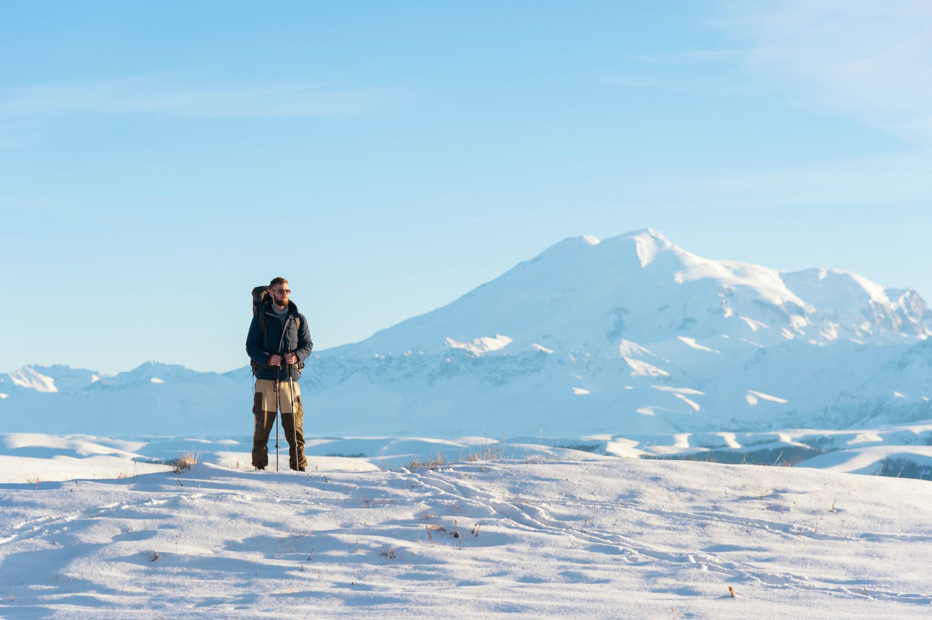 wandern-lgbtqia+-gay-urlaub-schweiz-gruppenreise-schnee-berge-davos-schlitten-winter-reise