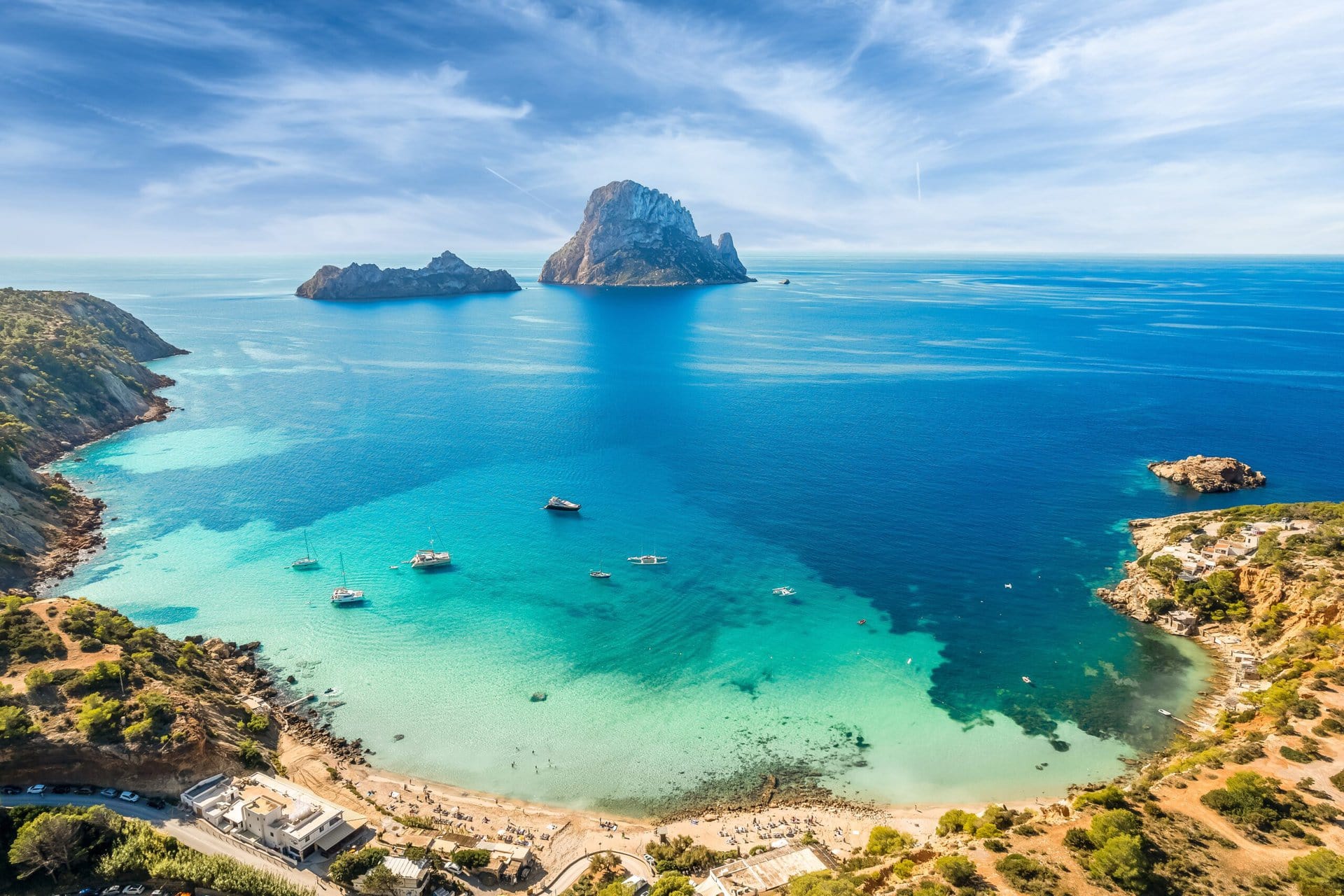 beach-lgbtqia+-view-of-cala-islands-gay-urlaub-ibiza-spanien-bucht-strand-meer-sonne