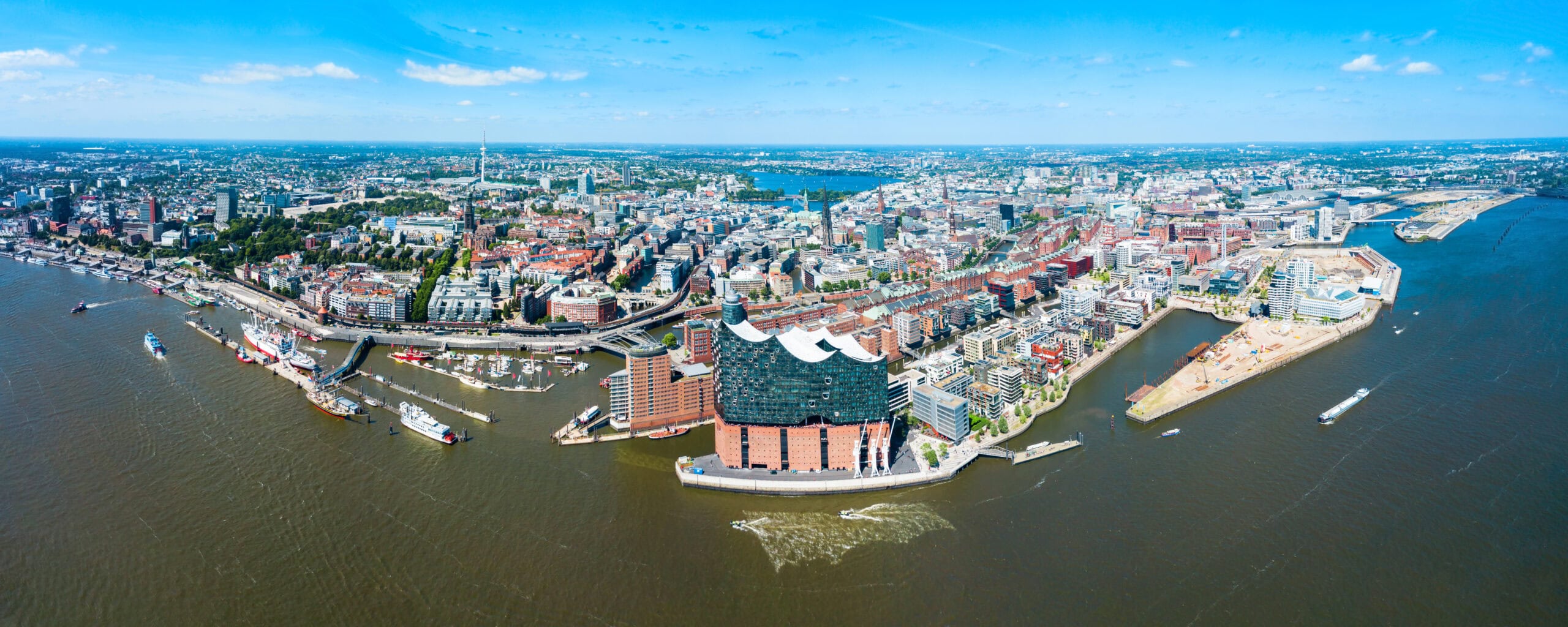 gay-urlaub-deutschland-panoramic-view-germany-lgbtqi-reise-hamburg-skyline-hafen-city-stadt