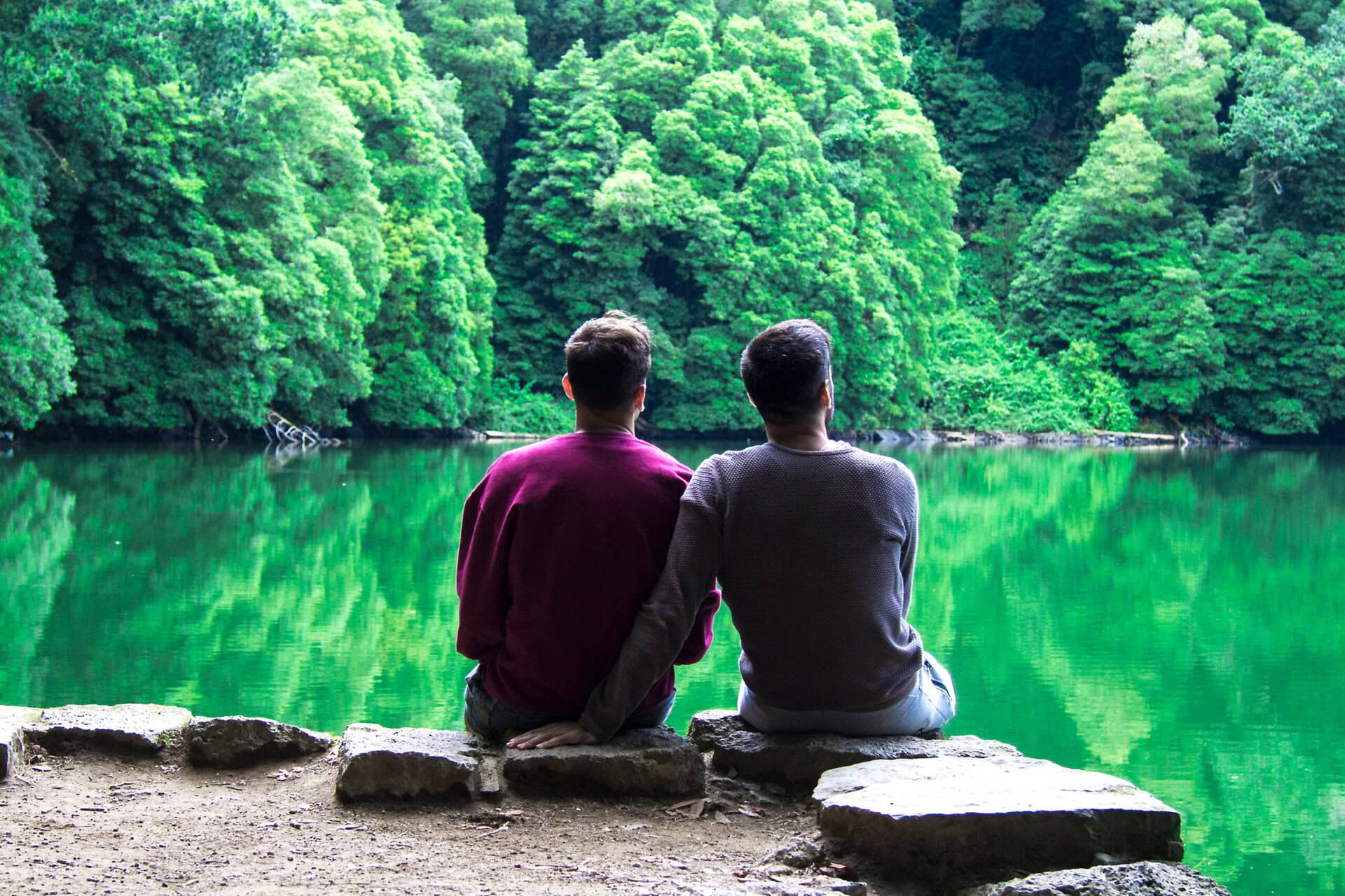 lgbtqia+-romantic-gay-couple-reise-azoren-portugal-wanderung-urlaub