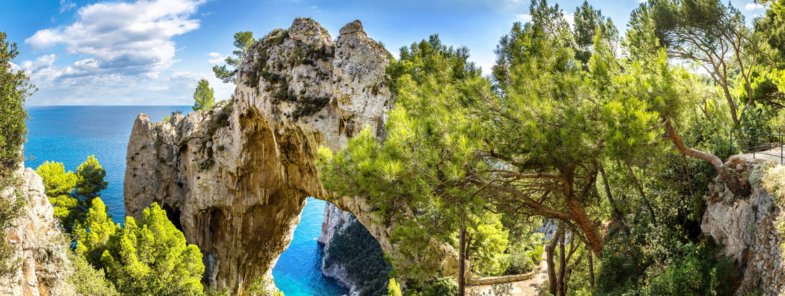 arco-naturale-beautiful-summer-day-bella-italia-gay-reise-capri-lgbtqia-urlaub-italien-sonne-meer-wandern-insel