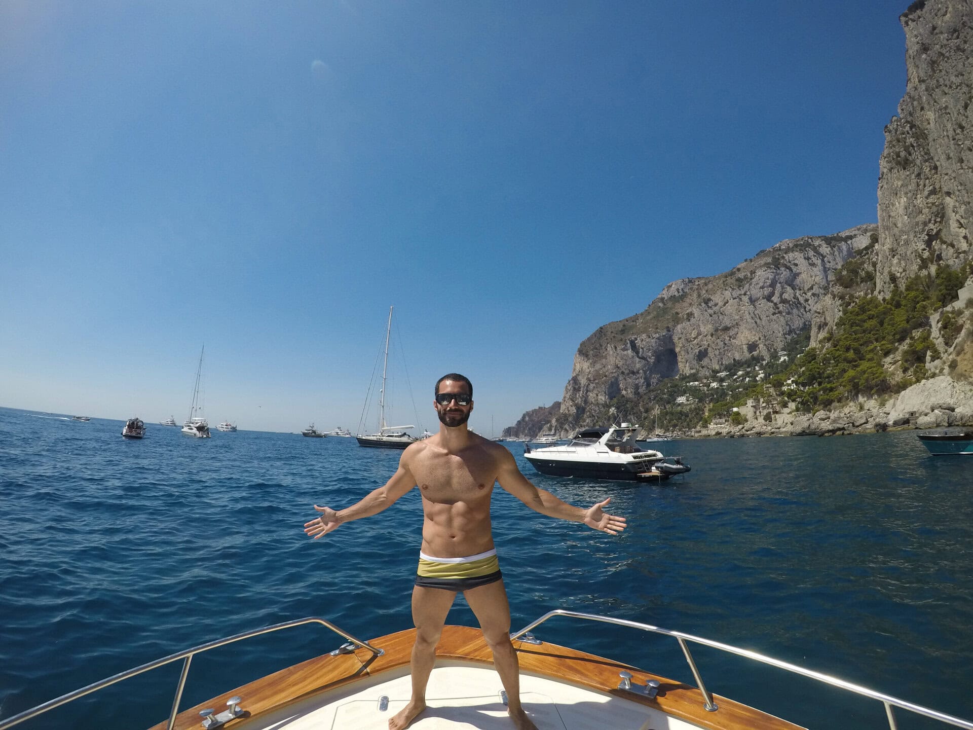 smart-guy-on-boat-travel-gay-reise-capri-lgbtqia-urlaub-italien-sonne-meer-wandern-insel-boot