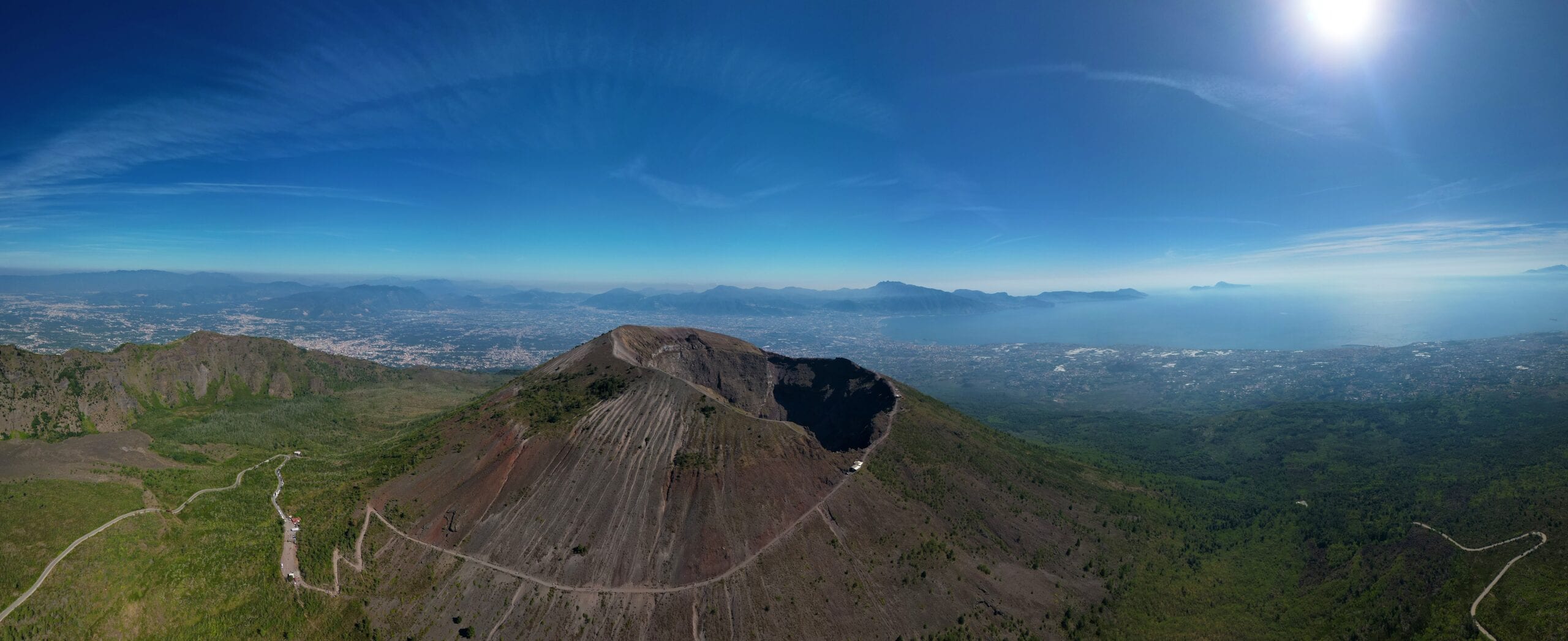 pompei-active-volcano-campania-gay-reise-capri-lgbtqia-urlaub-italien-sonne-meer-wandern-insel-vesuv-neapel