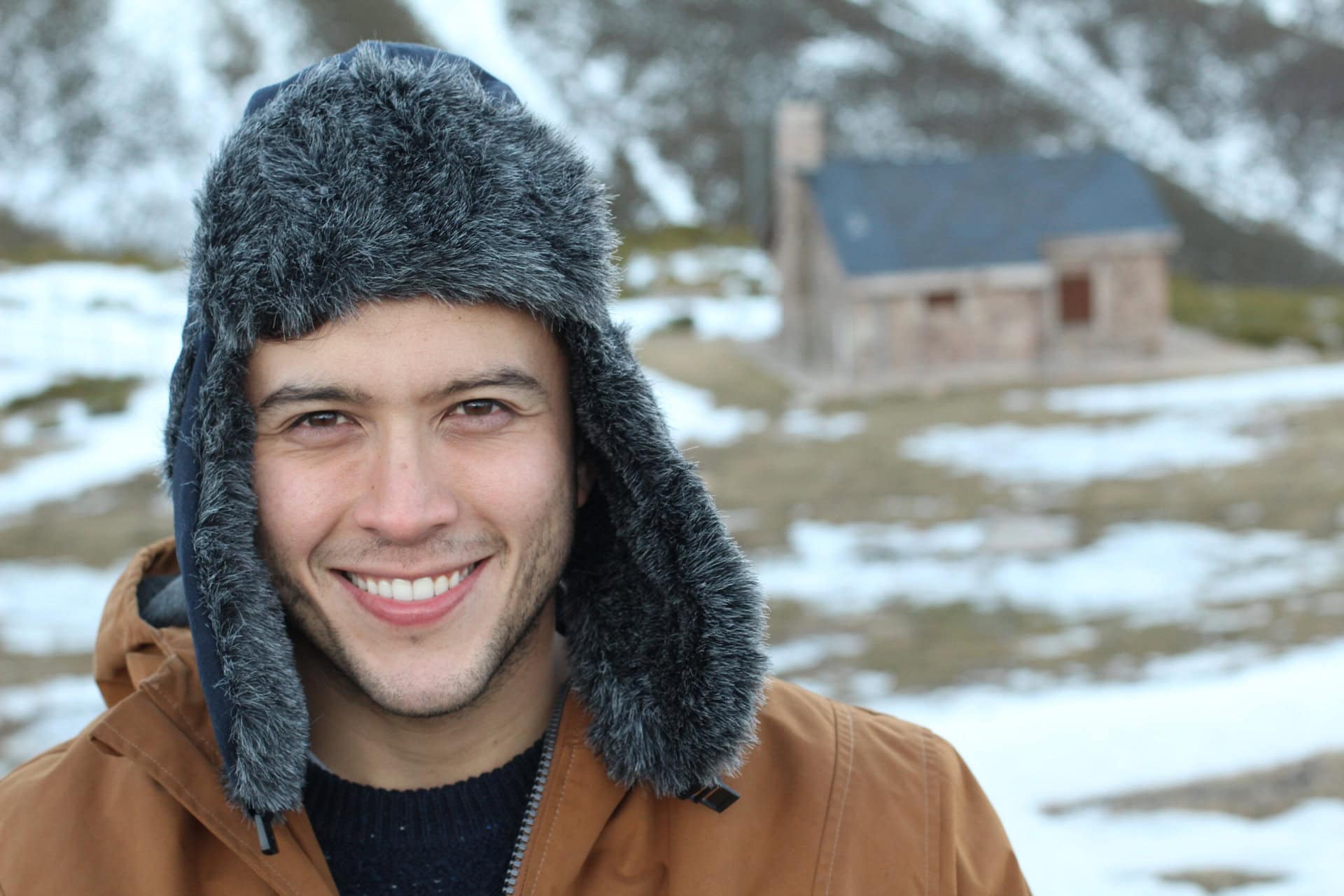 man-eskimo-male-smiling-gay-expedition-gronland-nordosten-fjord-kangertittivaq-fjordsystems-nationalpark-guy-man