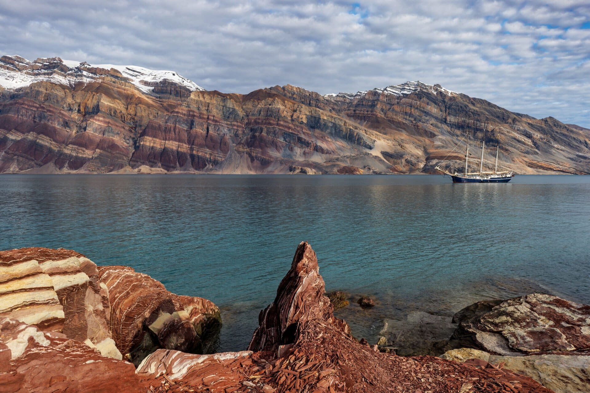 schiff-segelsallskapets-gay-expedition-gronland-nordosten-fjord-kangertittivaq-fjordsystems-nationalpark