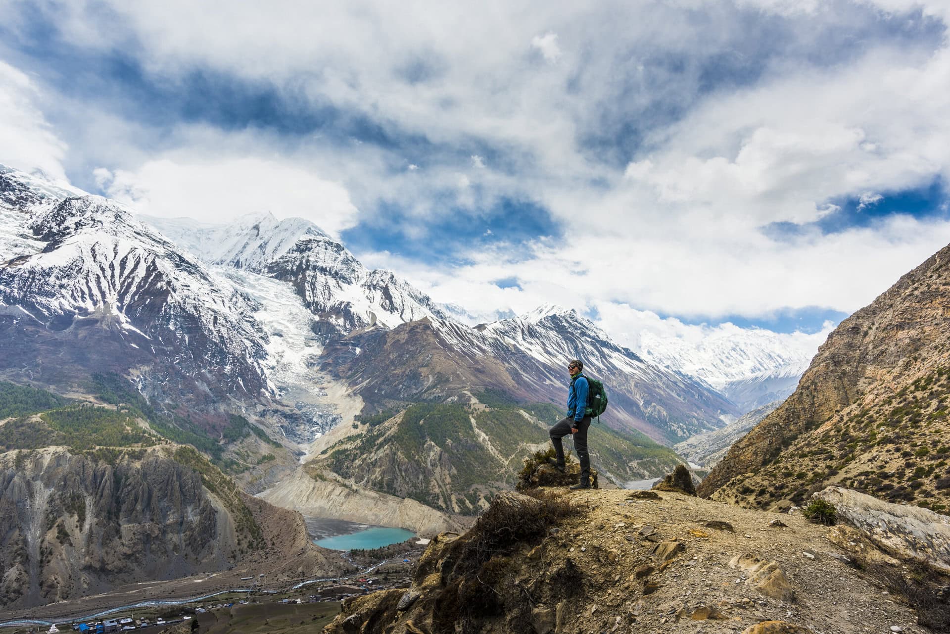 snow-tourist-on-the-trek-himalayas-annapurna-circuit-gay-reise-nepal-bhutan-wandern-kultur-natur-berge-trekking-kloster-buddha-mountains