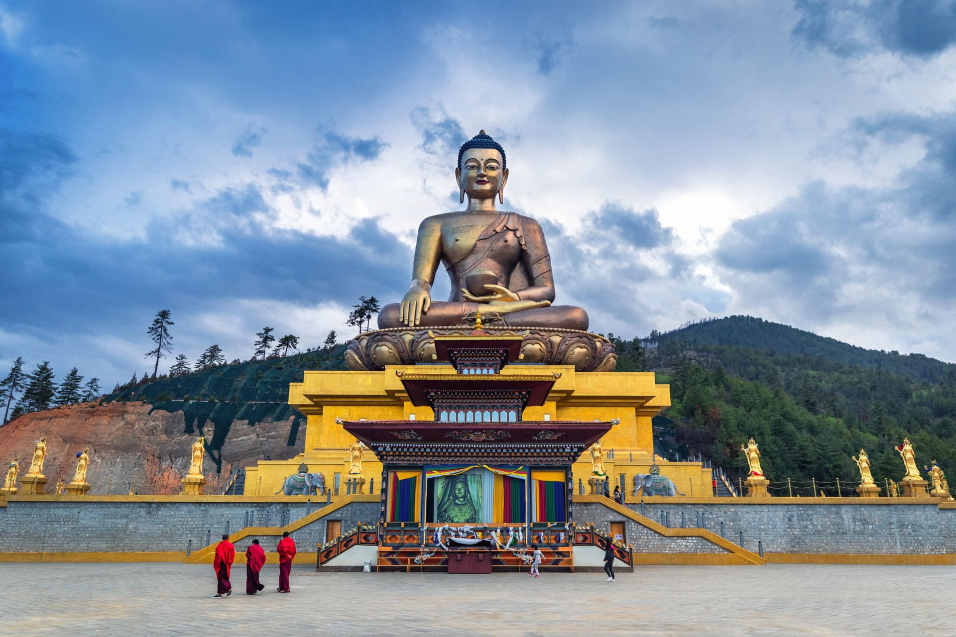 statue-shining-bright-gay-reise-nepal-bhutan-wandern-kultur-natur-berge-trekking-kloster-buddha