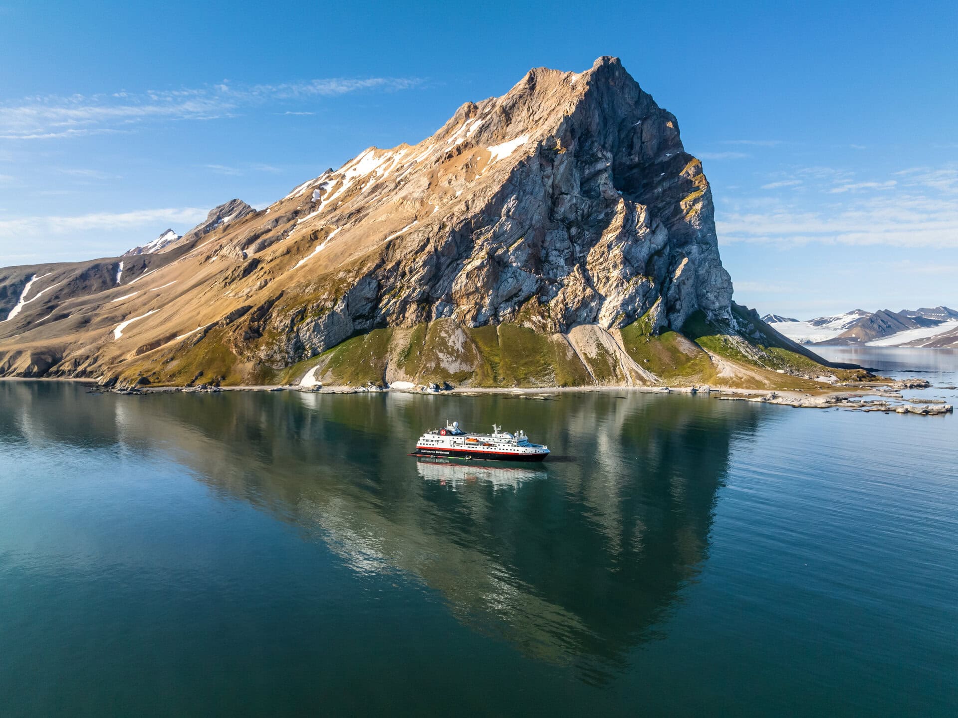 lgbtqia+-hurtigruten-ms-gay-expedition-groenland-nordosten-fjord-kangertittivaq-fjordsystems-nationalpark