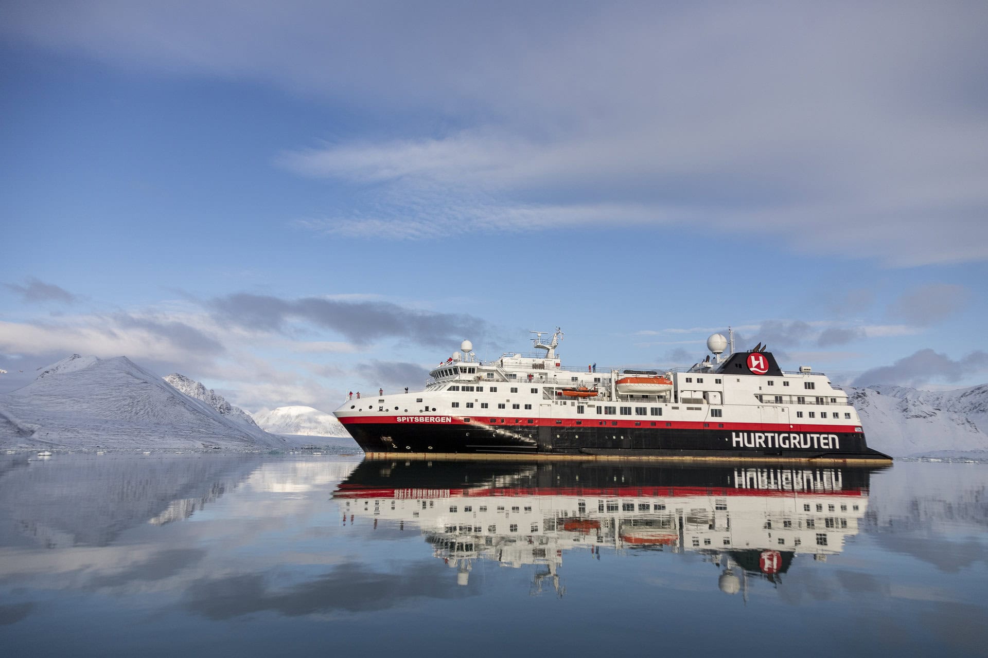 lgbtqia+-schiff-hurtigruten-ms-spitsbergen-gay-expedition-groenland-nordosten-fjord-kangertittivaq-fjordsystems-nationalpark