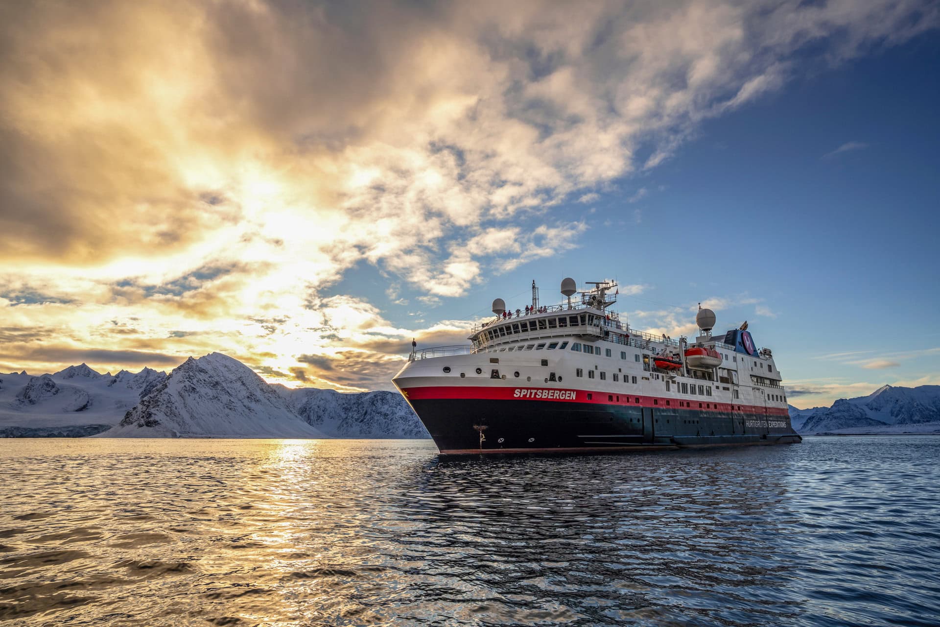 lgbtqia+-hurtigruten-ms-spitsbergen-gay-expedition-groenland-nordosten-fjord-kangertittivaq-fjordsystems-nationalpark