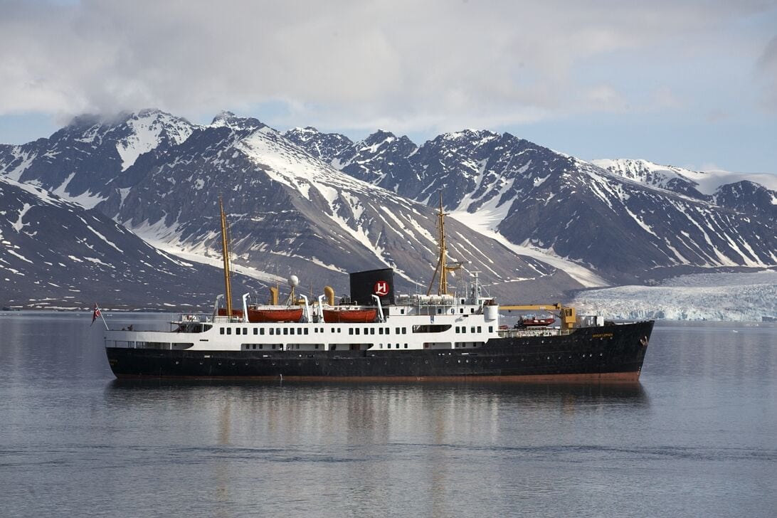 berge-landschaft-svalbard-hurtigruten-gay-reise-spitzbergen-polar-arktis-norwegen-lgbtqia+