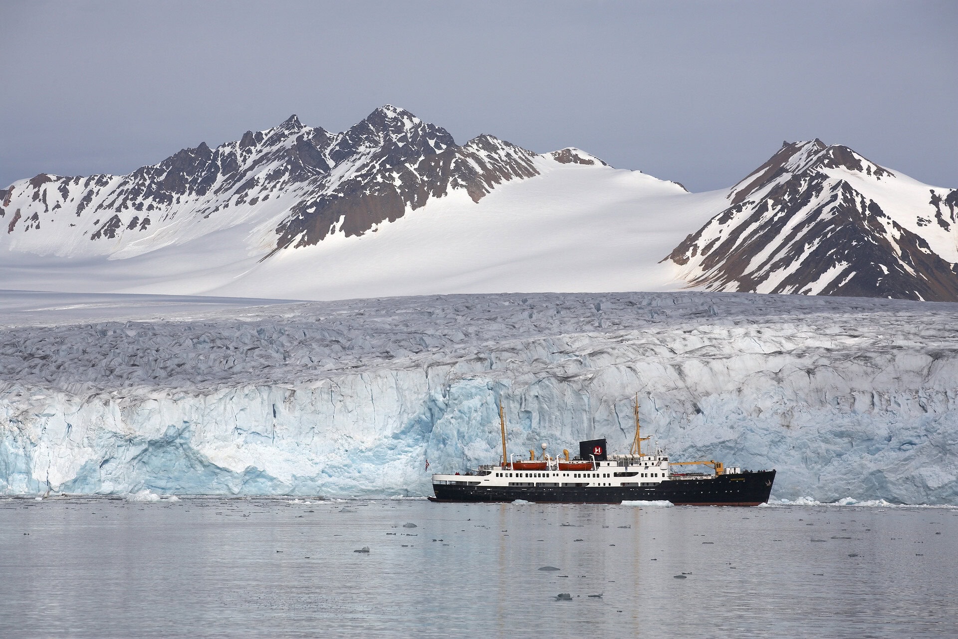 schiff-gletscher-eisberg-svalbard-hurtigruten-gay-reise-spitzbergen-polar-arktis-norwegen-lgbtqia+