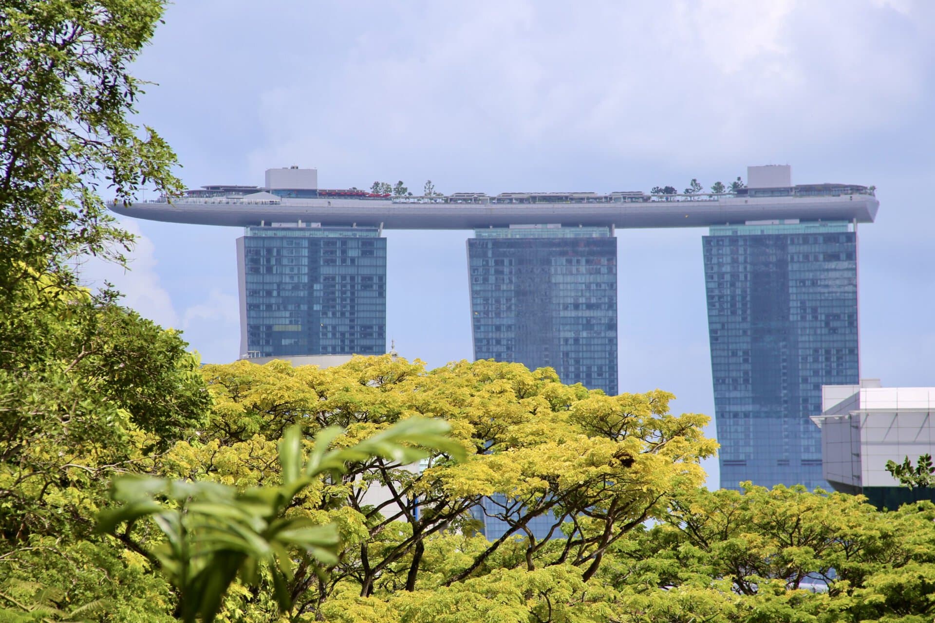 zukunft-gay-reise-singapur-reiseblog-indonesien-lgbtqia+-urlaub-architektur-modern-skyline