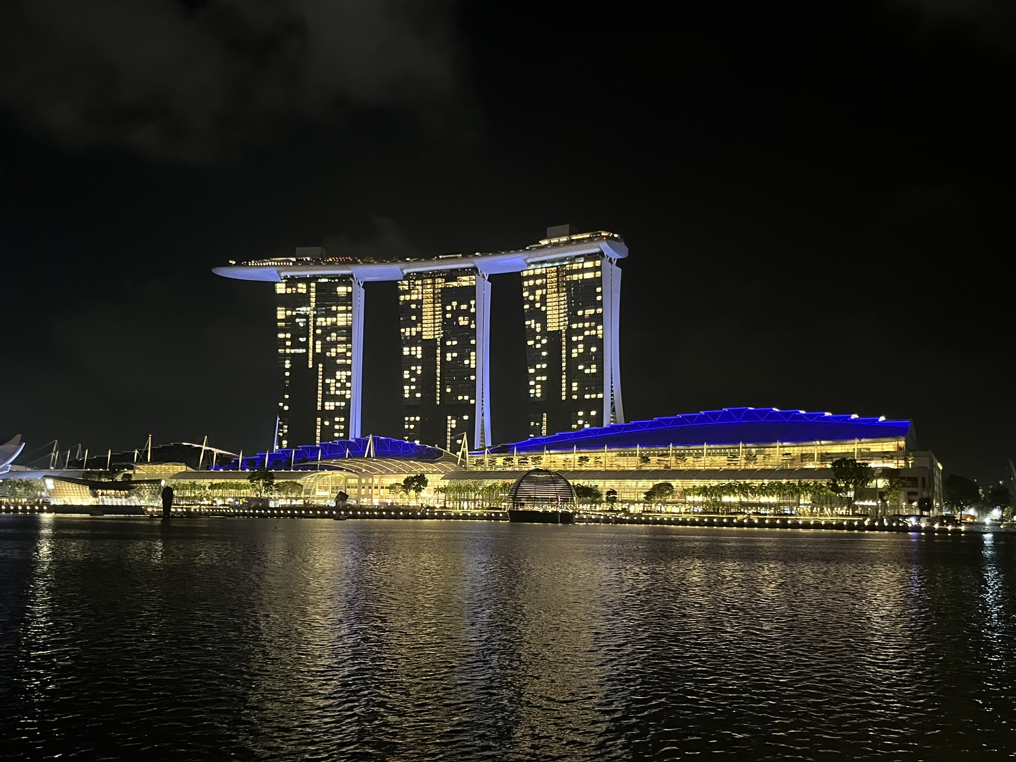 reise-singapur-reiseblog-indonesien-lgbtqia-urlaub-architektur-nachts